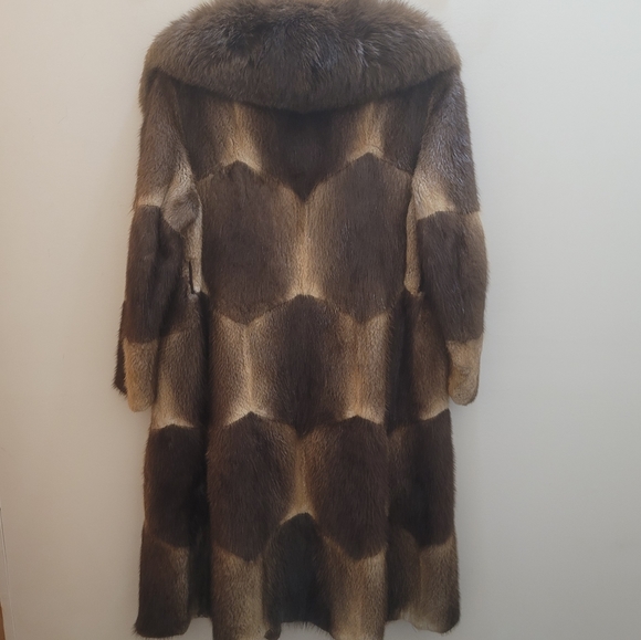 Genuine Fur coat. - Picture 7 of 16